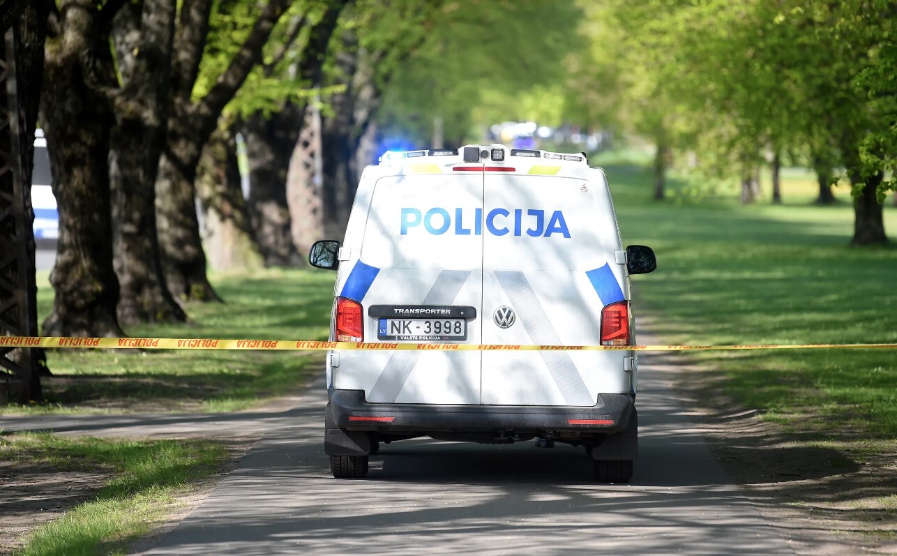 Nepilngadīgais nozog auto, kamēr draugs guļ. Skaļš pakaļdzīšanās trilleris Brocēnos
