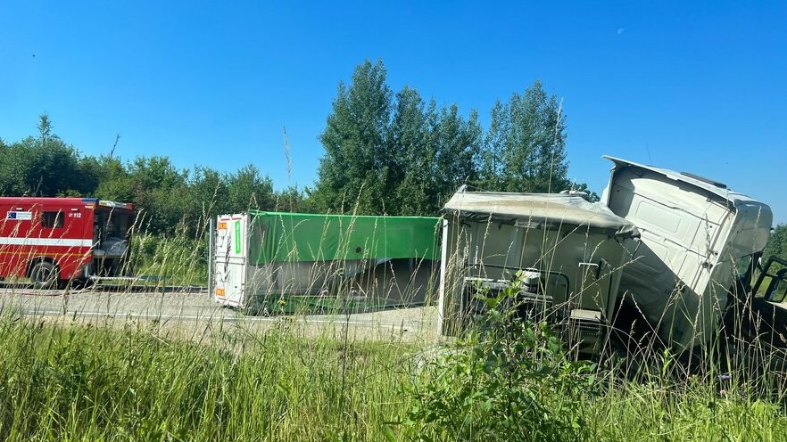 Video: Uz Ventspils šosejas netālu no Jaunmoku pils trīs kravas automobiļu avārijā viens bojāgājušais