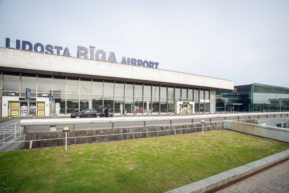 Lidojoša objekta dēļ piektdien pusstundu bija apturēta Rīgas lidostas darbība