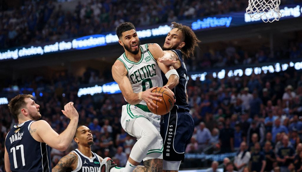 Video: “Celtics” bez Porziņģa sastāvā nonāk uzvaras attālumā no NBA čempiontitula