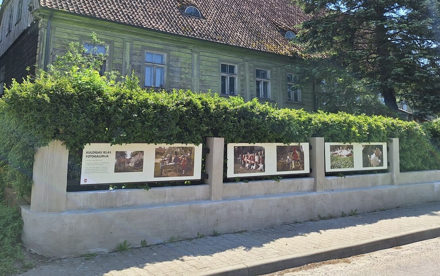 Fotoizstāde pievērš uzmanību Aizputes ēkas vēsturei