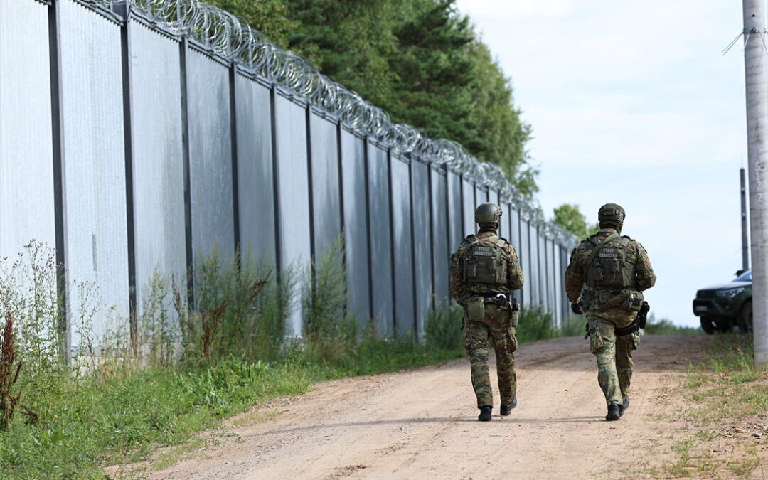 Miris uz robežas ar Baltkrieviju migranta sadurtais poļu karavīrs