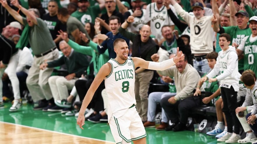 “Celtics” treneris: Porziņģis neietekmējās no komandas ārstiem