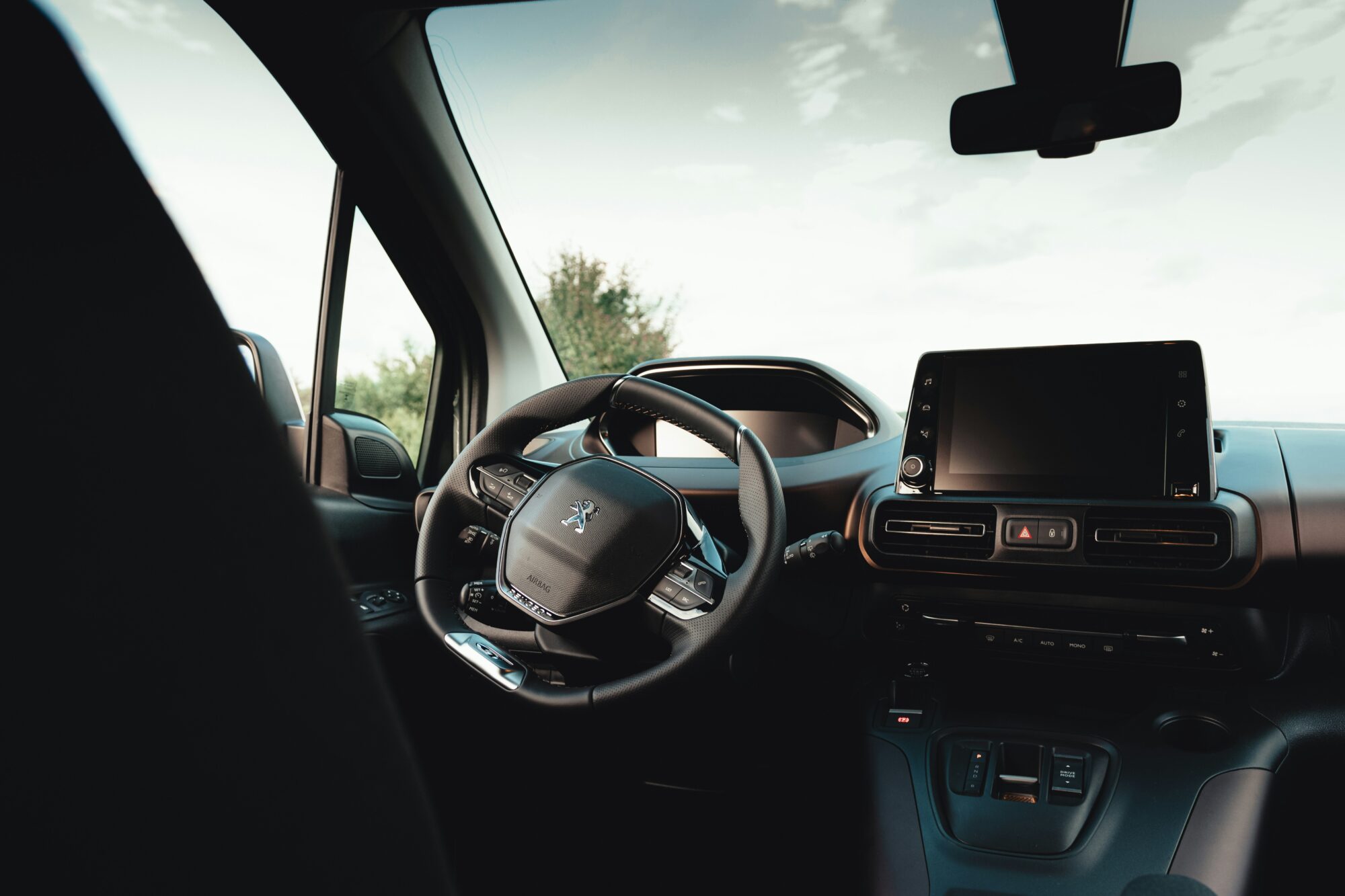 Ar “Peugeot” apskādē barjeru starp Nīcu un Bernātiem