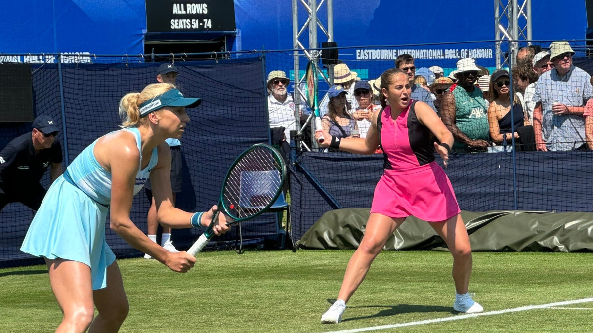 Ostapenko ar Kičenoku iekļūst Īstbornas “WTA 500” sērijas turnīra pusfinālā