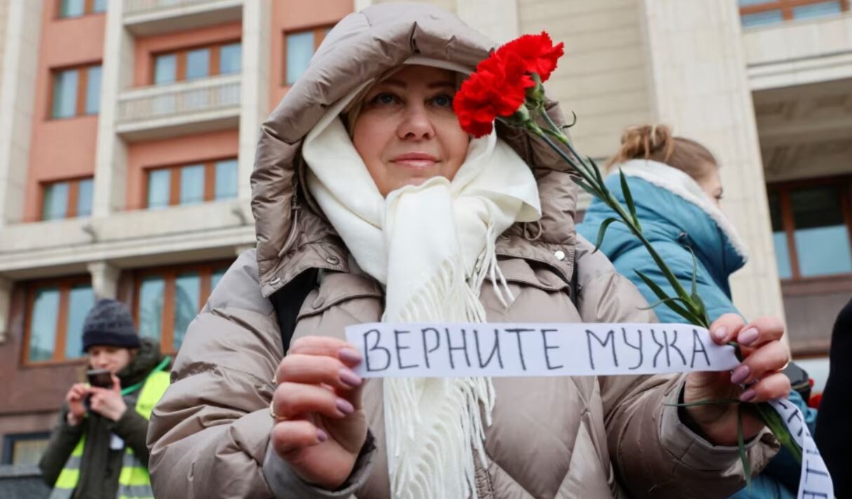 Krievija klasificē mobilizēto karavīru sievu organizāciju kā “ārvalstu aģentu”
