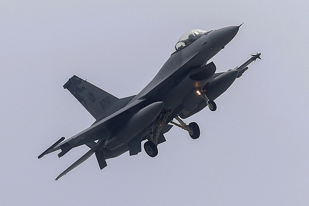 Ukrainu nepamierina F-16 pilotu sagatavošanas tempi