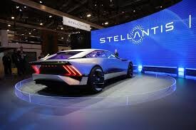 No amata atkāpjas “Stellantis” izpilddirektors Tavaress