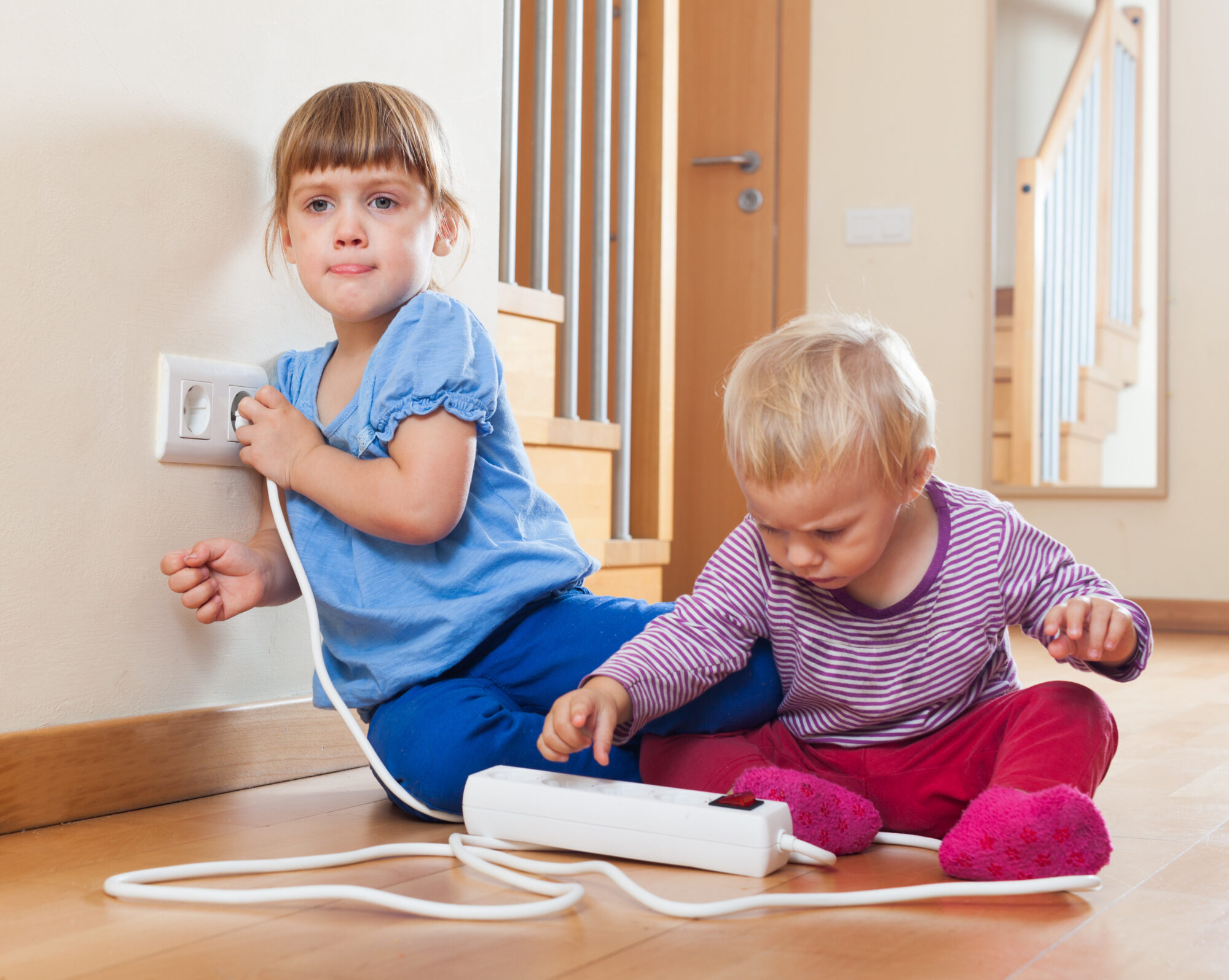 Maijā divi divgadnieki cietuši no elektrotraumas