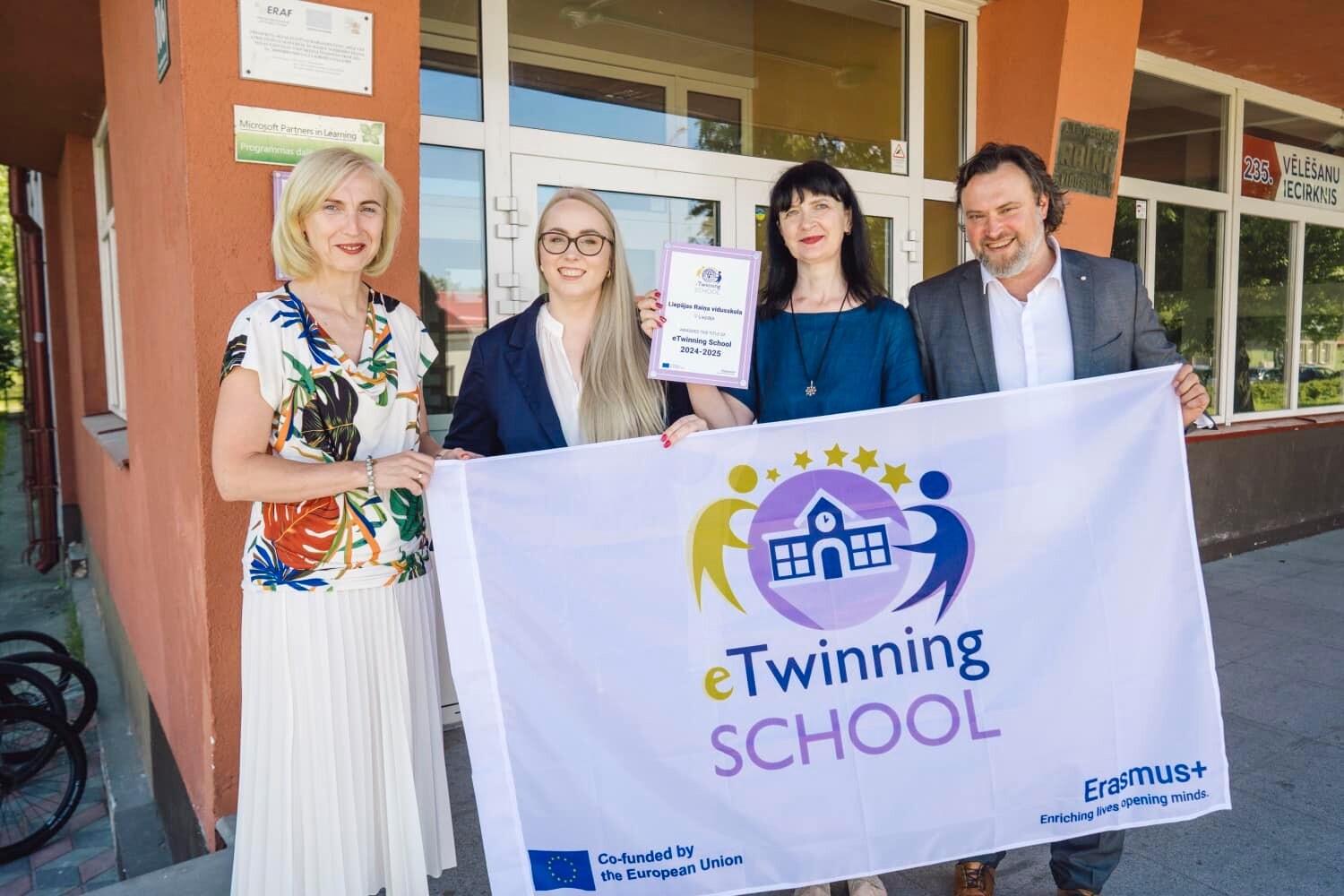 Liepājas Raiņa vidusskolai piešķir “eTwinning Skola” statusu