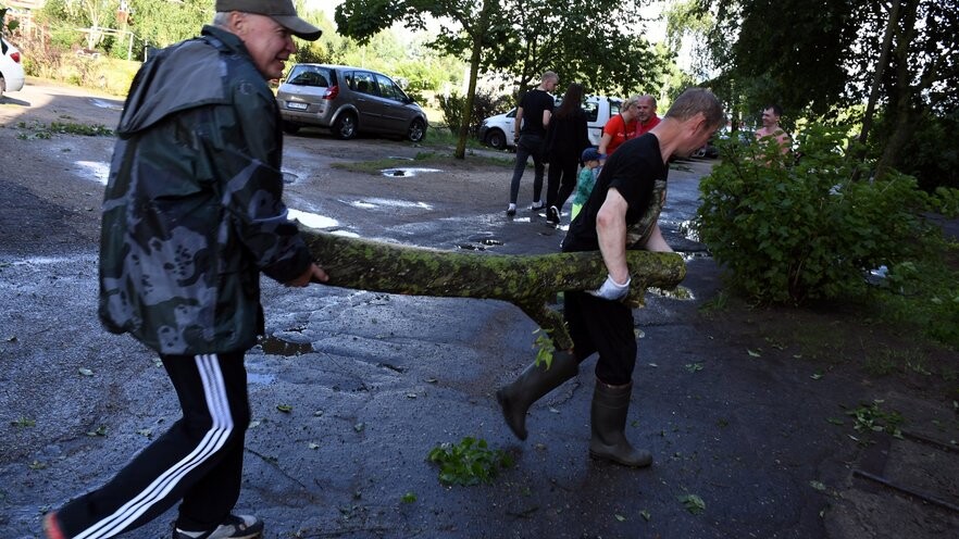 Daugavpilī spēcīgs vējš nodarījis postījumus