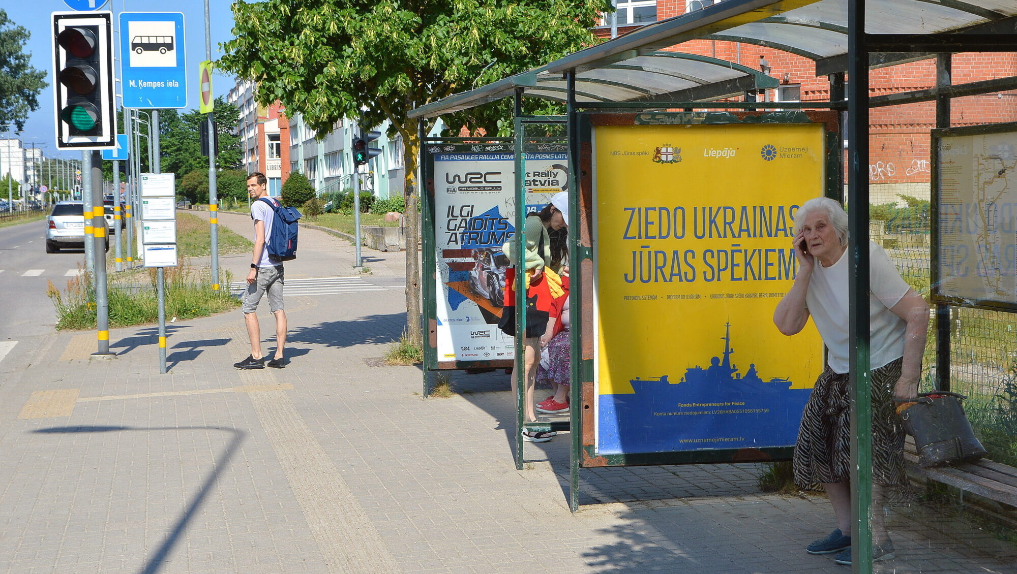 “Lux Express” autobuss M.Ķempes ielā neuzņem pasažierus. Uzņēmums skaidro, ka tie gaidījuši nepareizajā pieturā