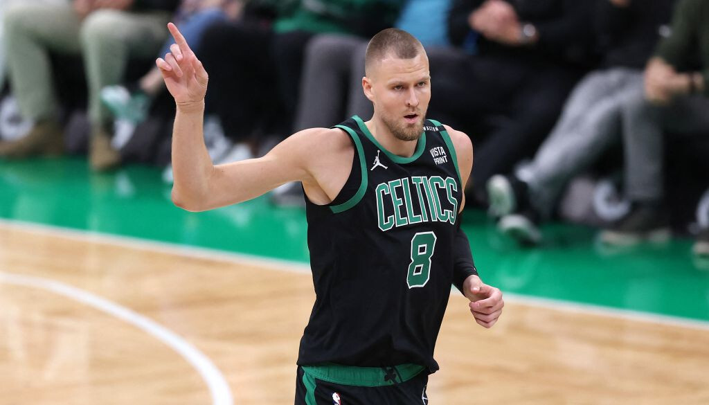 Video: Porziņģim 12 punkti “Celtics” otrajā uzvarā NBA finālsērijā