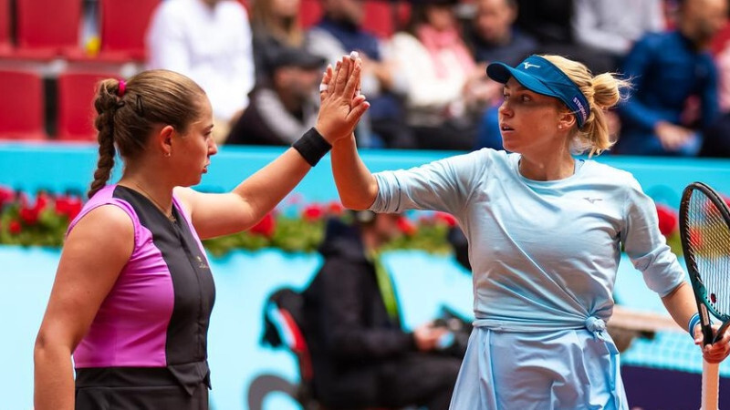 Ostapenko ar Kičenoku Vimbldonas čempionātā dubultspēlēs sasniedz ceturtdaļfinālu