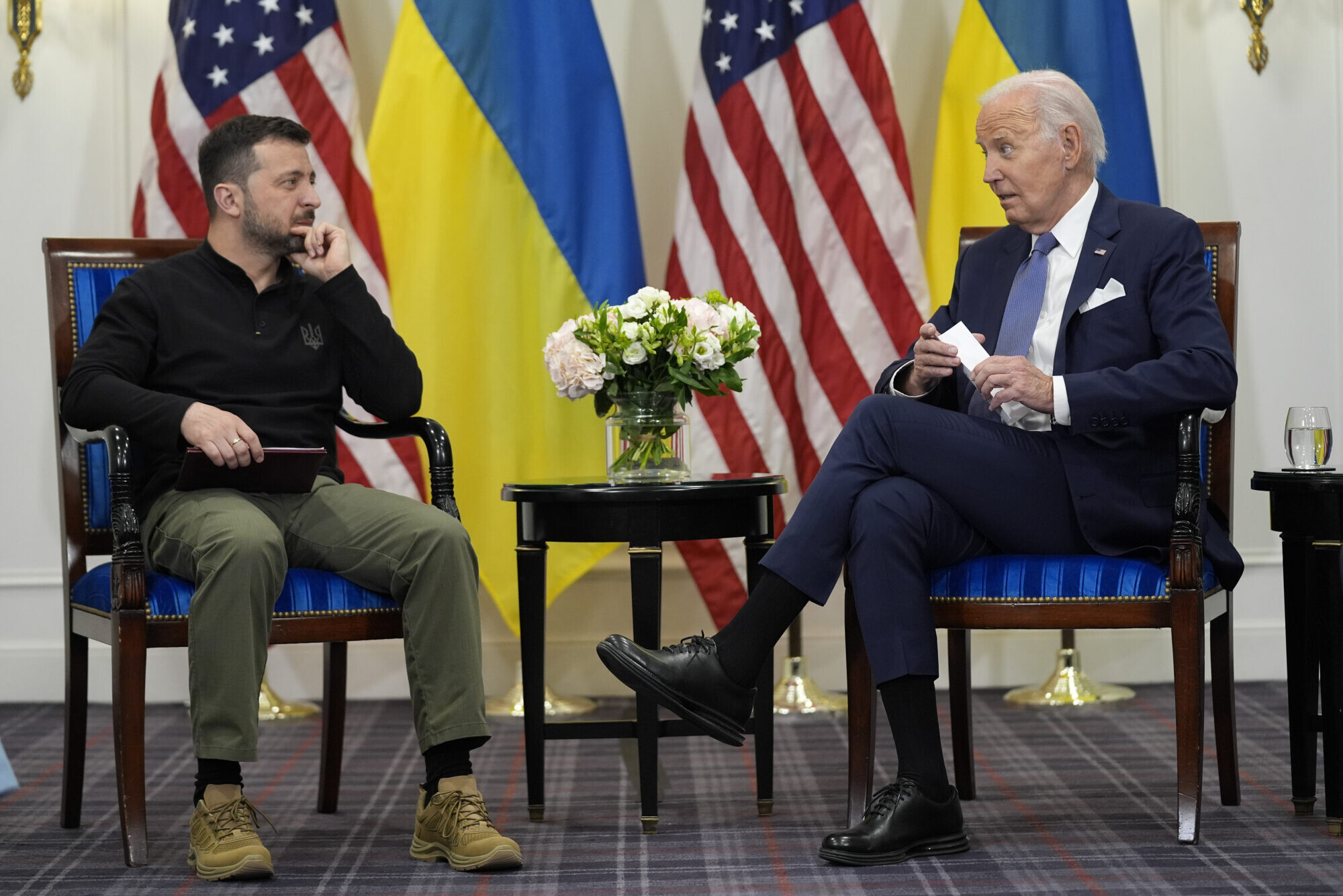 Baidens atvainojas Zelenskim par militārās palīdzības kavēšanos
