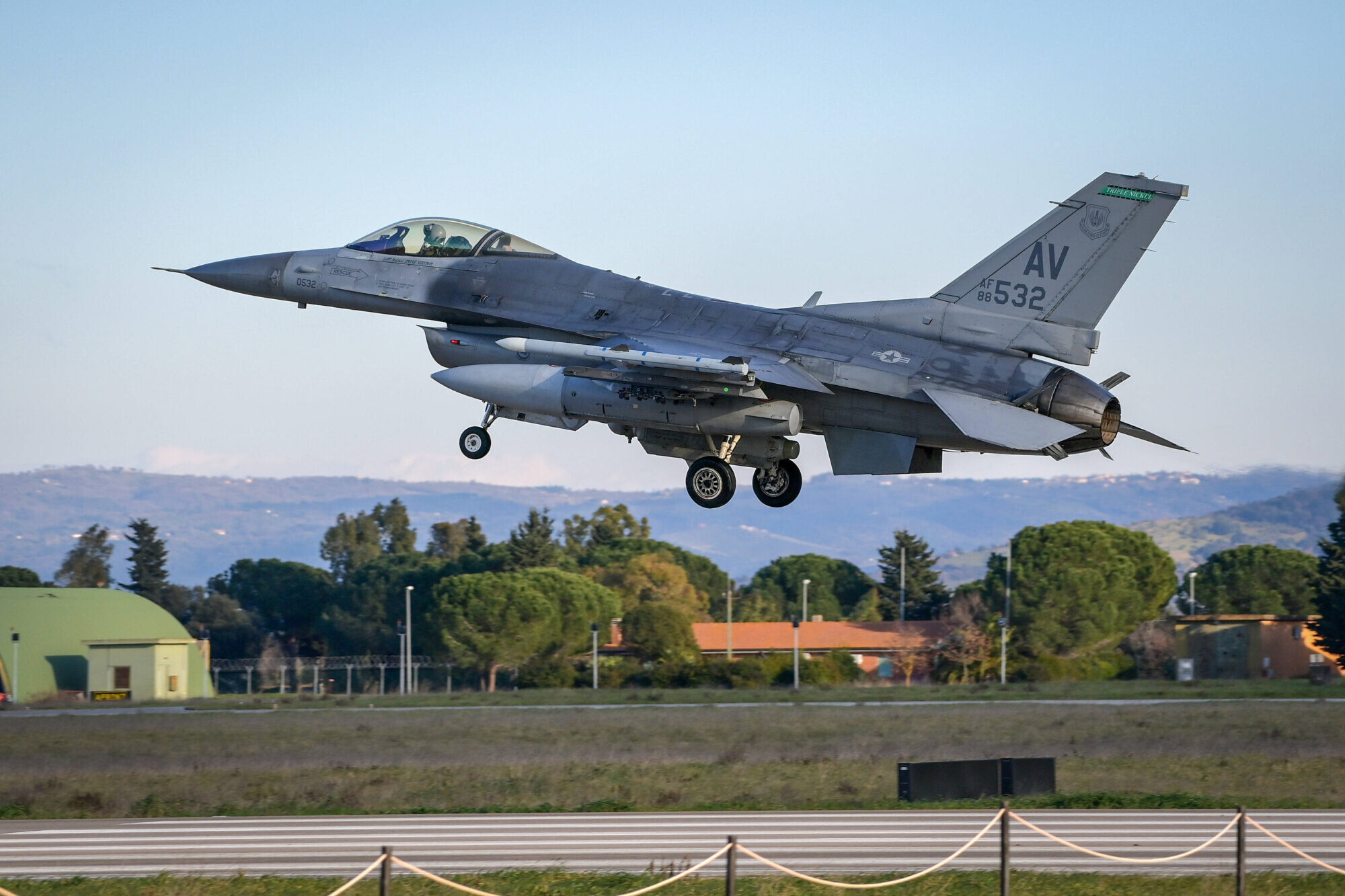 Ukraina jau šovasar saņems pirmos F-16