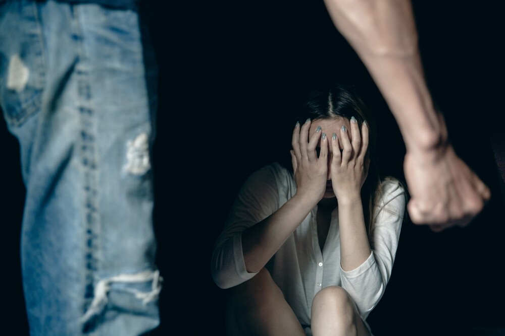 Vīrieti apsūdz par vardarbību pret dzīvesbiedri un mazgadīgu bērnu
