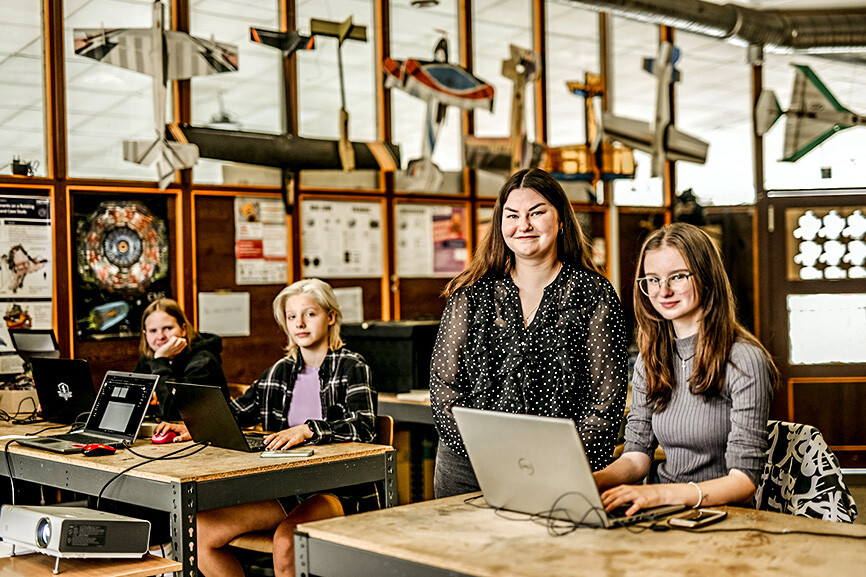 Vidzeme: Siguldas novadā noslēdzas programmēšanas skolas pilotprojekts jaunietēm