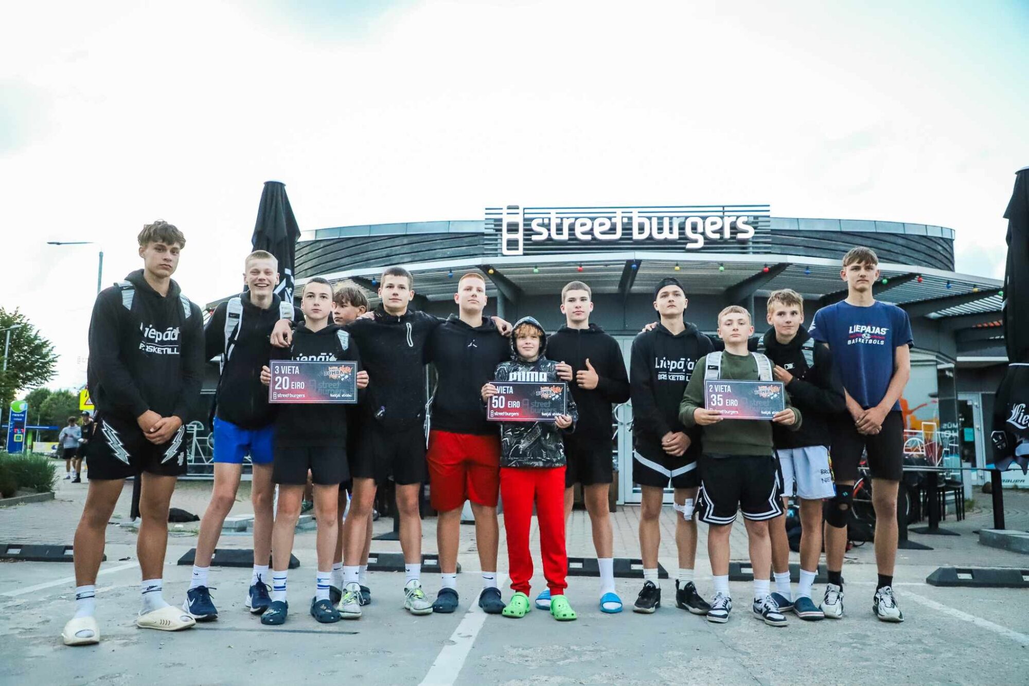 Aizvadīts vējainais Bruģa bumbas “Street Burgers” posms