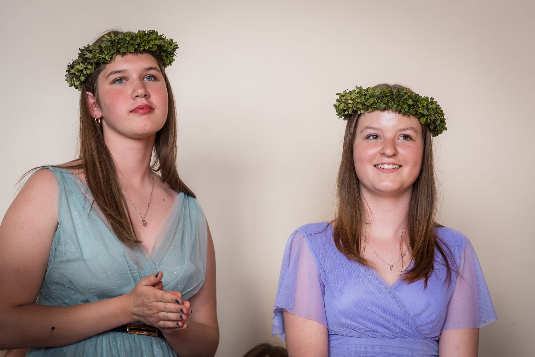 Absolventi gādā izlaiduma tērpus