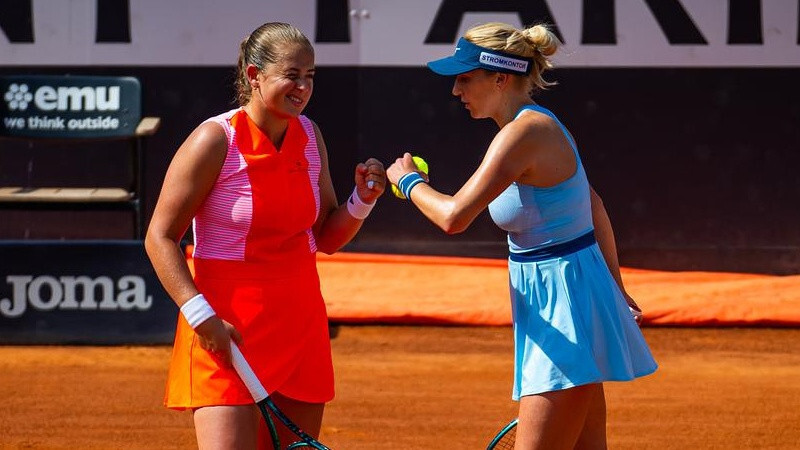 Ostapenko ar Kičenoku Vimbldonas čempionātā dubultspēlēs zaudē ceturtdaļfinālā