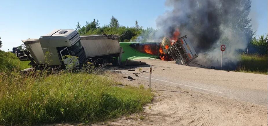 Pēc avārijas atjaunota satiksme pa Ventspils šoseju netālu no Jaunmoku pils