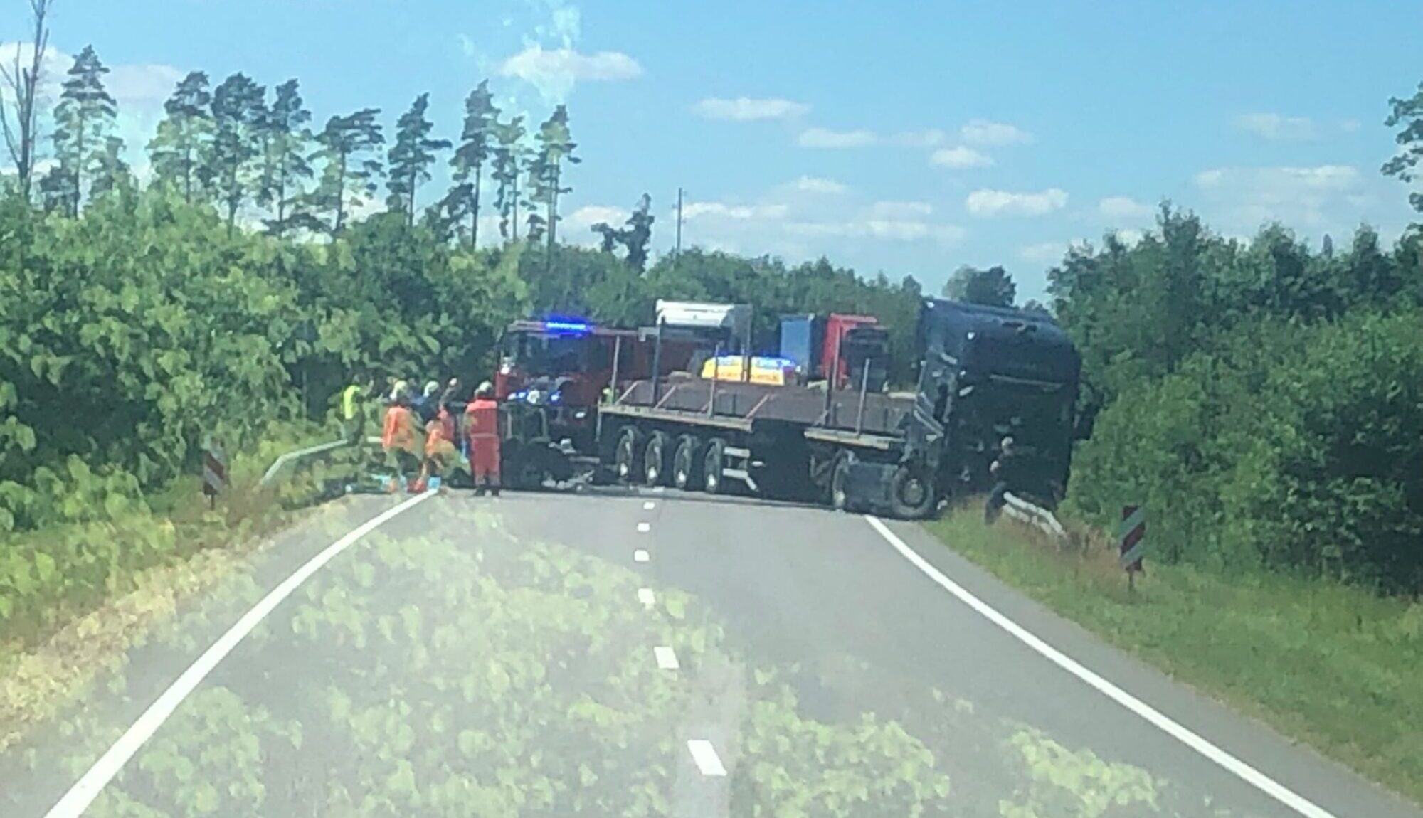 Smagās un vieglās automašīnas sadursmē Blīdenes pagastā gājuši bojā trīs cilvēki