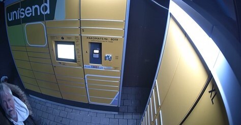 O. Kalpaka ielā sabojā pakomātu; policija skaidro personas identitāti