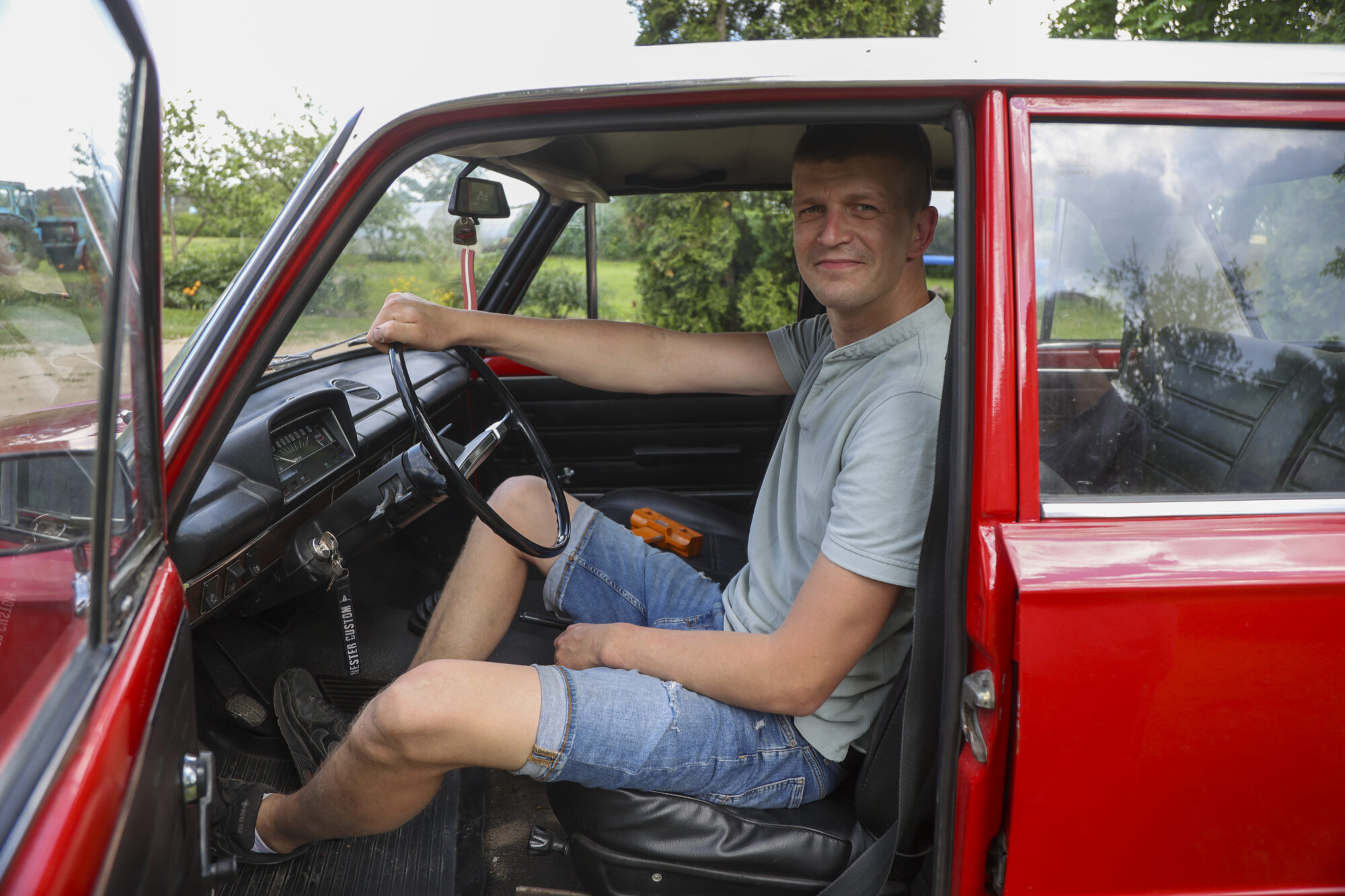 Foto: Vispirms kāzu auto, tad – laulības. Mārtiņš Arājs aizrāvies ar retroauto