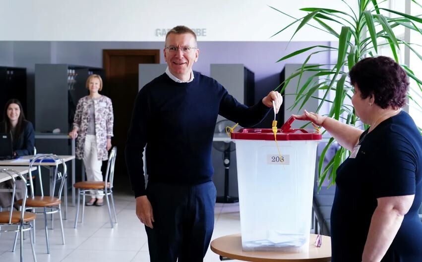 Vēlēšanu urnā Valmierā atrod Rinkēvičam adresētus 50 eiro