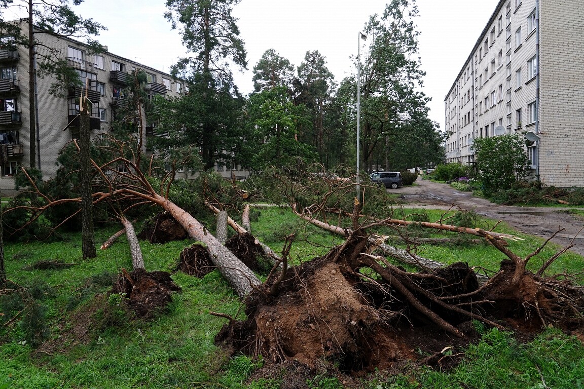 Brīdina par trešdien iespējamām postošām vēja brāzmām un virpuļviesuļiem, īpaši Latgalē