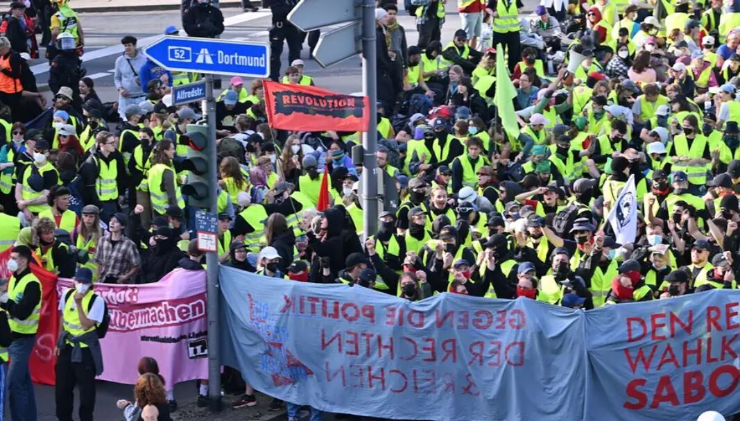 Esenē AfD kongresa norises vietā izceļas sadursmes starp policiju un kreisajiem ekstrēmistiem