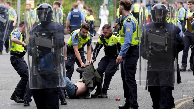 Dublinā pret imigrantiem vērstajos protestos ievainoti trīs policisti
