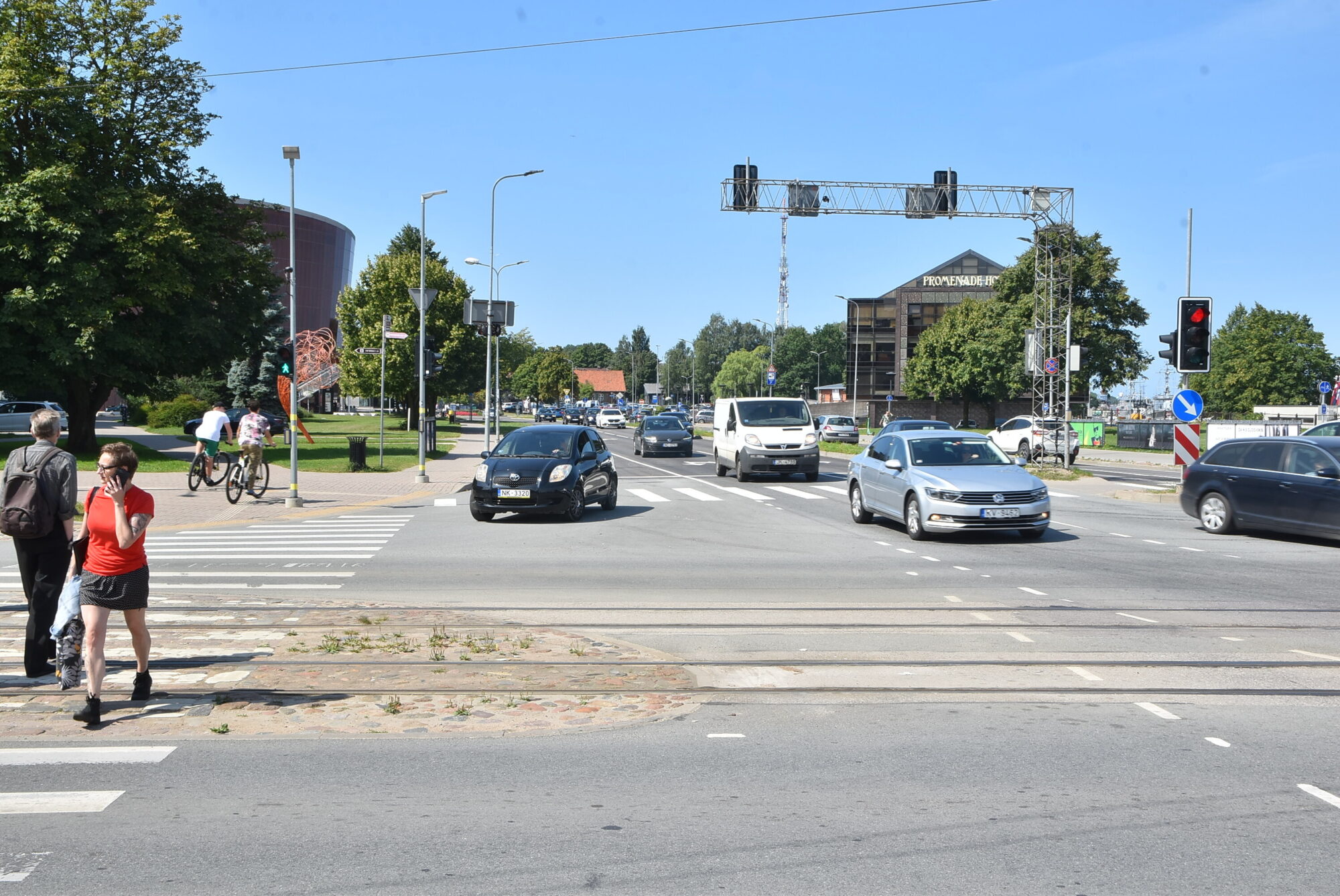 Foto: Autovadītāju lielāka pārliecība uzlabos satiksmi. Luksoforus papildinās ar sarkano “+” signālu