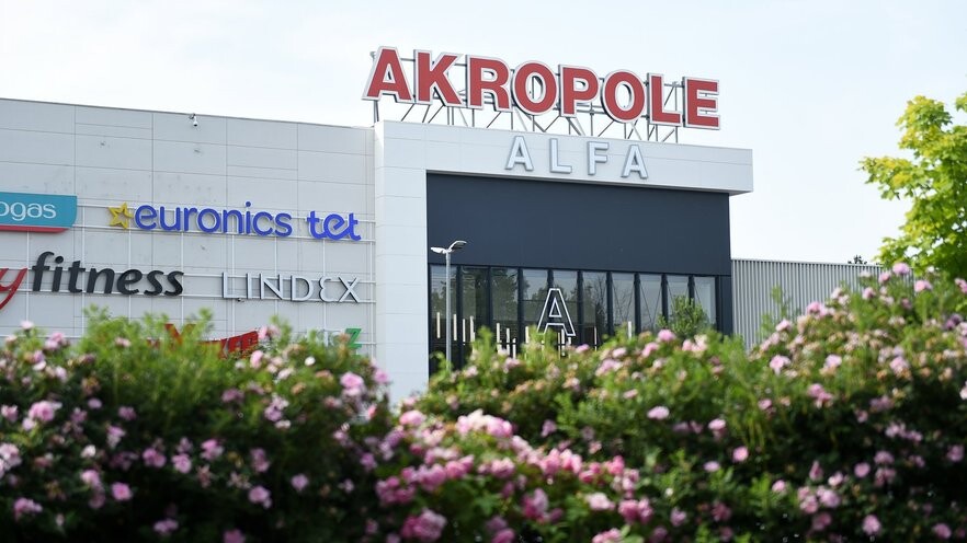 Sadūmojuma dēļ no tirdzniecības centra “Akropole Alfa” evakuēti gandrīz 2000 cilvēku