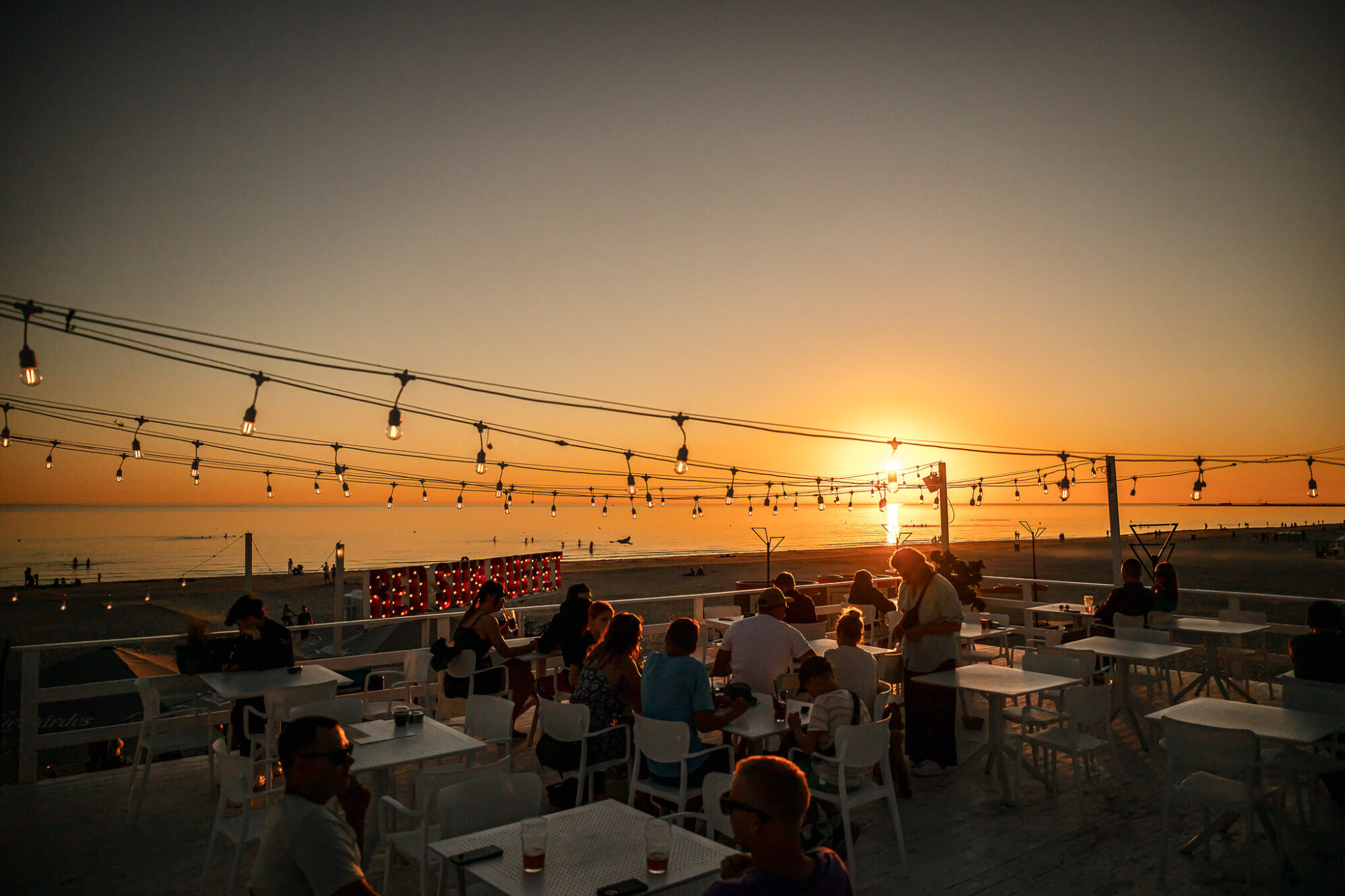 Pludmales kafejnīca “Red Sun Buffet” aicina uz gada lielāko pludmales ballīti “WRC Beach Festival” ietvaros