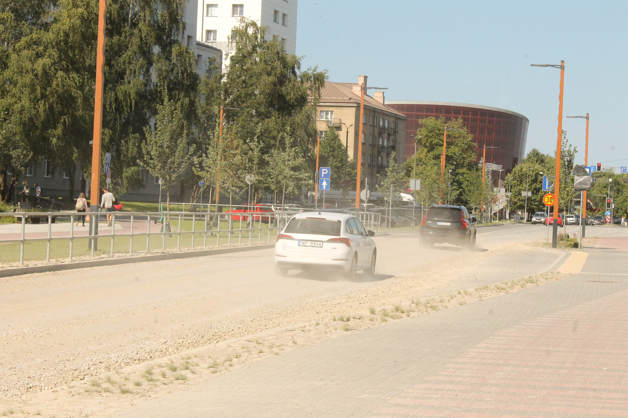 Divi būvnieki piesakās labot K. Zāles laukuma brāķi