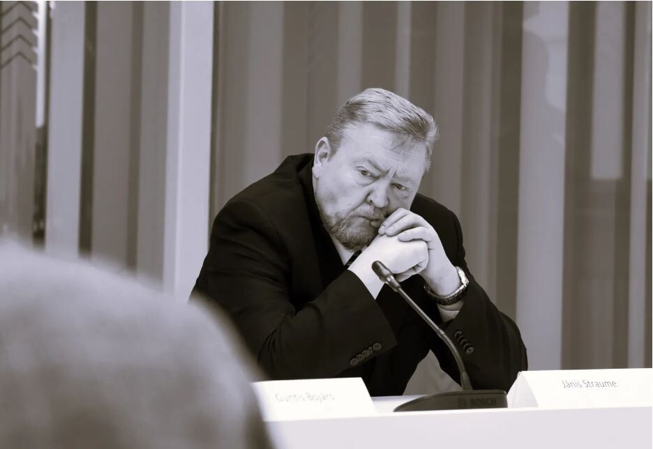 Miris bijušais Saeimas priekšsēdētājs Jānis Straume