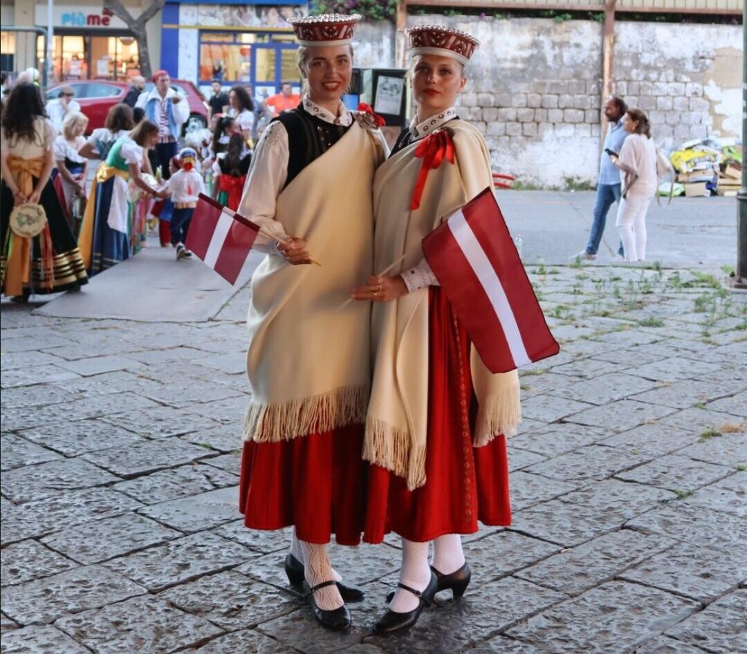 Itālijā sajūsmina košie Nīcas tautastērpi
