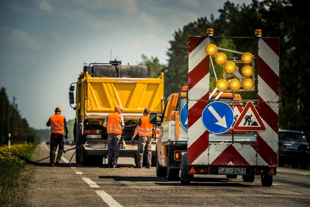 Gandrīz 80 valsts autoceļu posmos turpinās remontdarbi