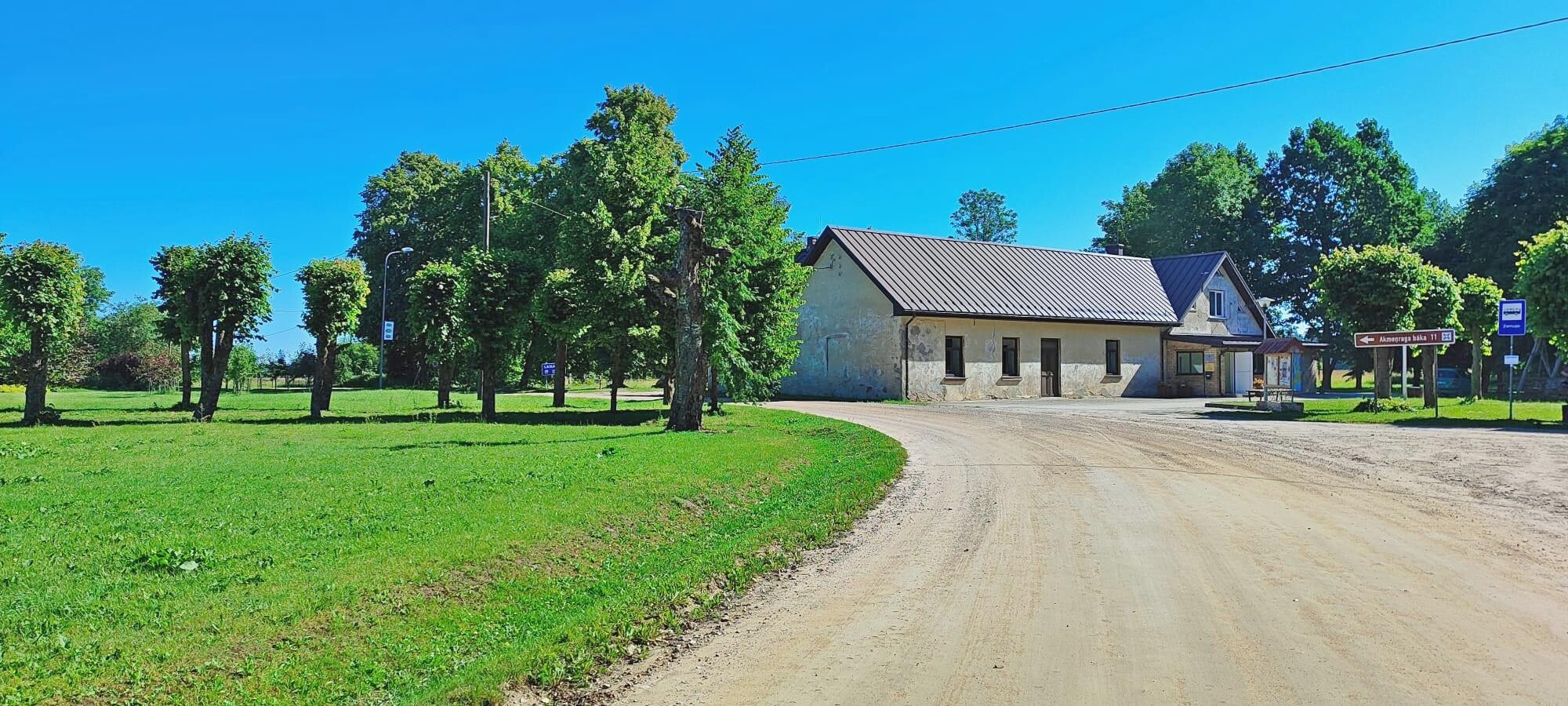 Asfaltē Ziemupes centra ceļa posmu