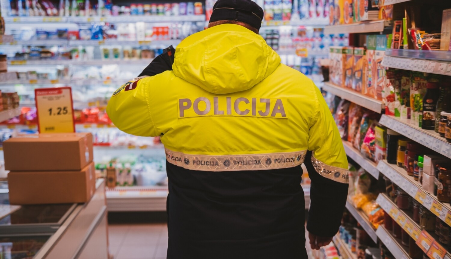 Reibumā zog stiprākus dzērienus un cenšas izjokot policiju