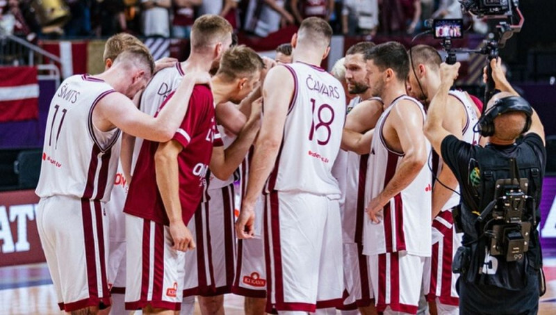 Latvijas basketbolisti Parīzes olimpisko spēļu kvalifikācijas turnīrā pusfinālā spēkosies ar Kamerūnu