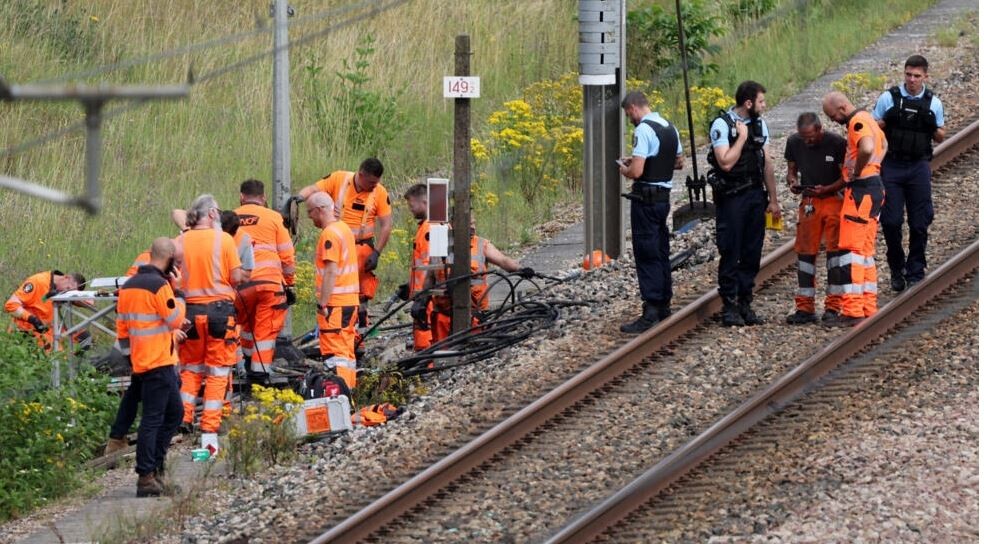 Pēc sabotieru uzbrukumiem traucētā dzelzceļa satiksme Francijā tiks pilnībā atjaunota