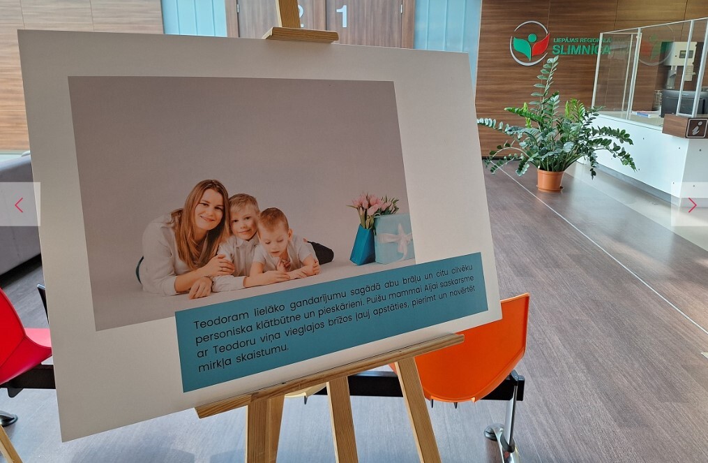 Liepājas Reģionālajā slimnīcā skatāma reto slimību pacientiem veltīta izstāde