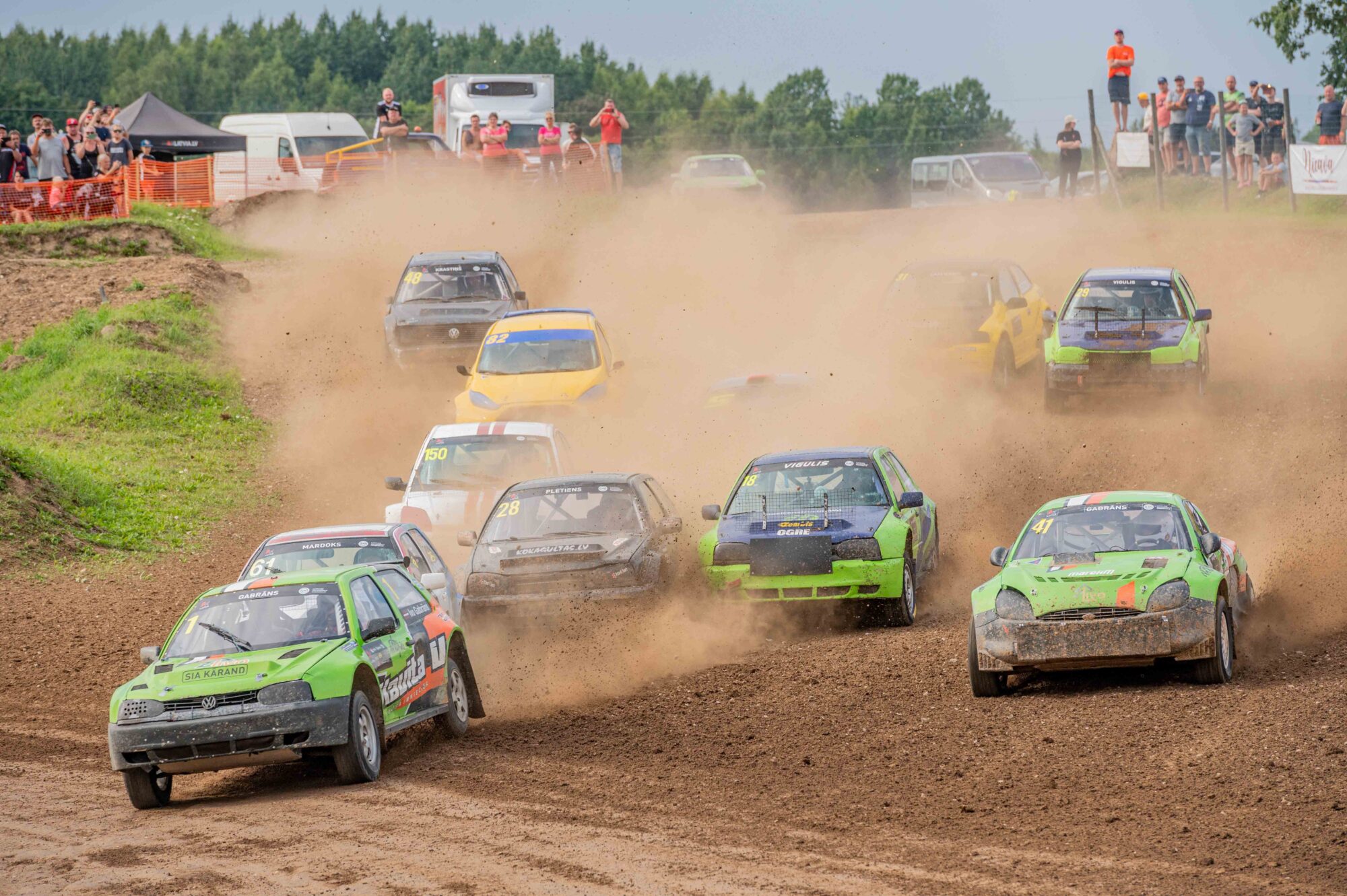 Viltīga trase, kļūdas un mainīgas prognozes. Aizvadīts Latvijas autokrosa čempionāta posms Vecpilī