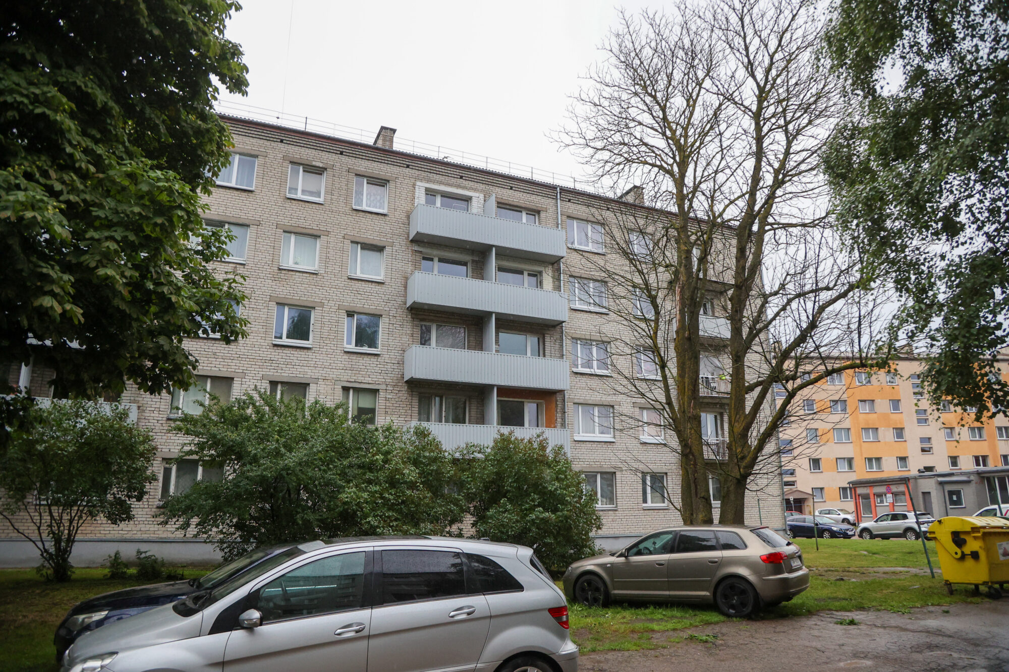 Siļķu ielas nama iedzīvotājus bažīgus dara nedzīvs koks