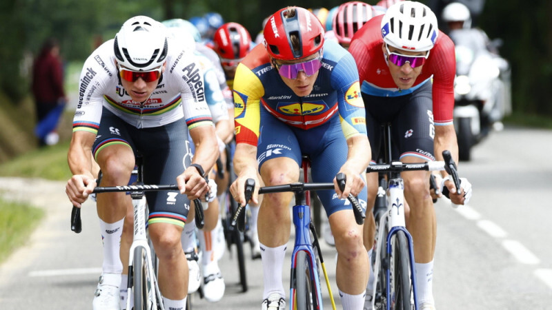 Skujiņš un Neilands “Tour de France” posmā abi finišē pirmajā septītniekā