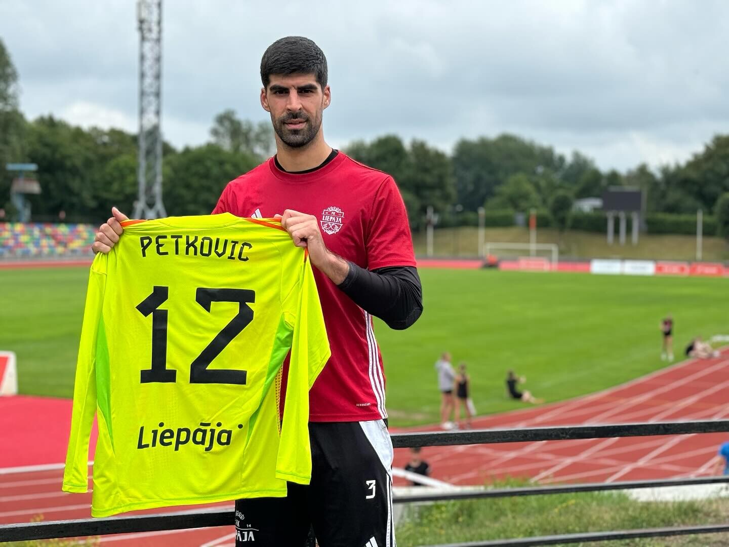 Aiz Melnkalnes aizsardzības līnijas “Liepāja” noliek arī vārtsargu Petkoviču
