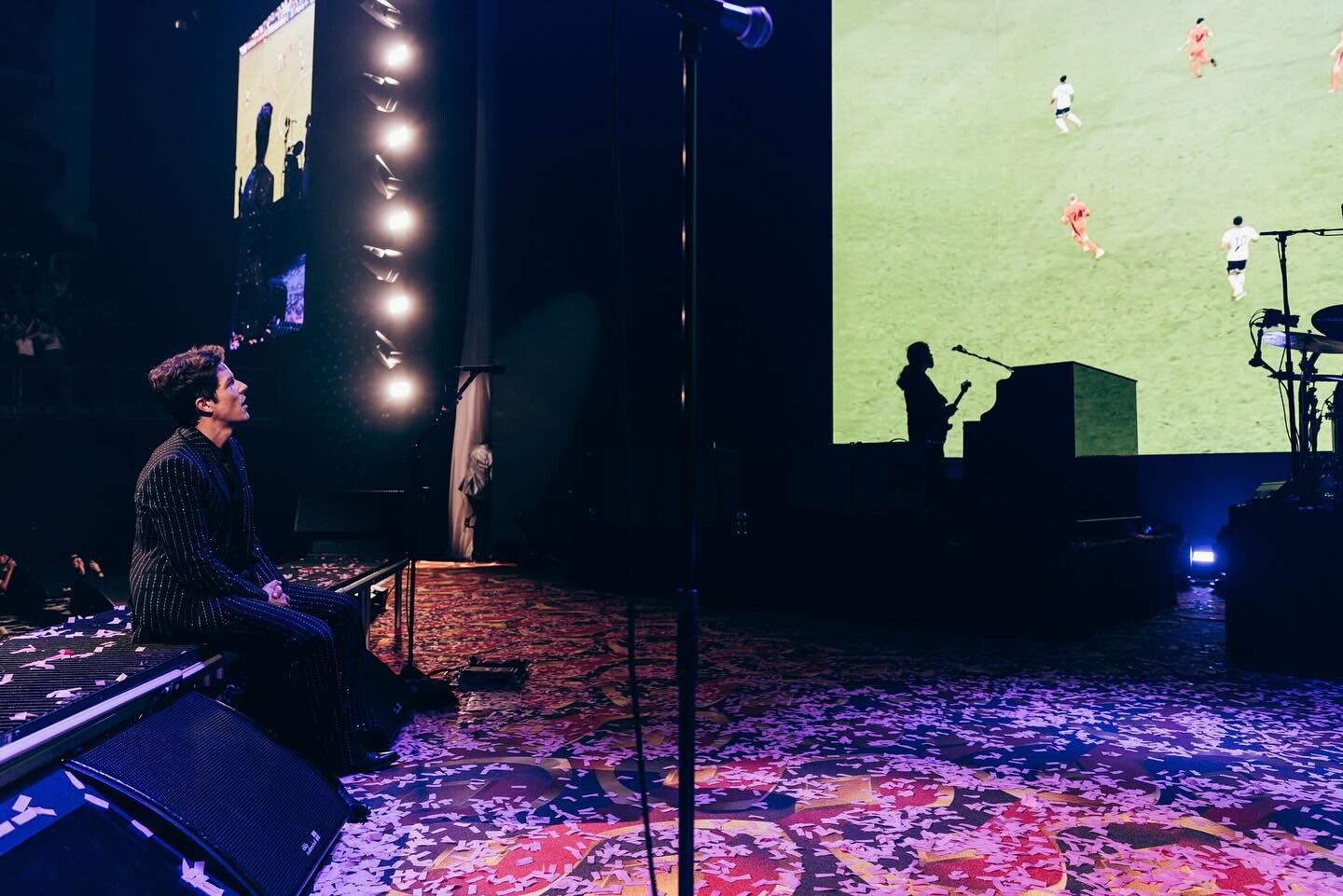“The Killers” iepriecina angļu fanus ne tikai ar koncertu, bet arī ar Anglijas izlases spēli